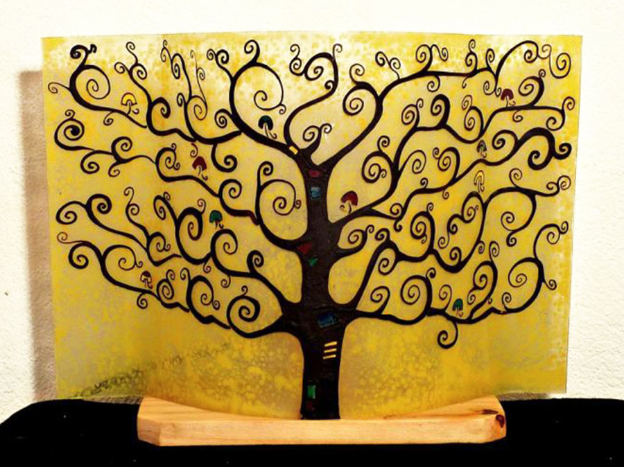 Luminaire jaune au dessin de l'arbre de vie