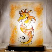 Lampe artisanale coloree motif hippocampe jaune orange par bistanclak