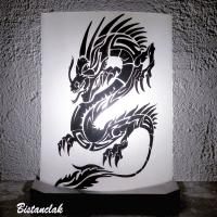 Lampe artisanale decorative blanche et noire au dessin d un dragon vendue en ligne sur notre site