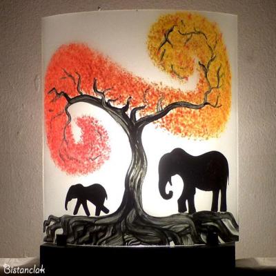 luminaire au motif d'éléphants sous un arbre coloré
