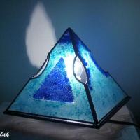 Lampe artisanale pyramide lumineuse bleu creation ardeche