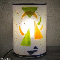 Lampe décorative blanche, orange et verte design géométrique