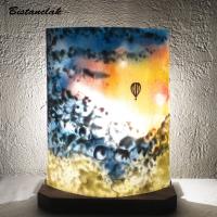 Lampe décorative au dessin d'une montgolfière dans un ciel multicolore