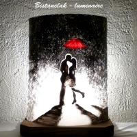 Lampe romantique décorative noire, blanche et rouge motif un baiser sous un parapluie