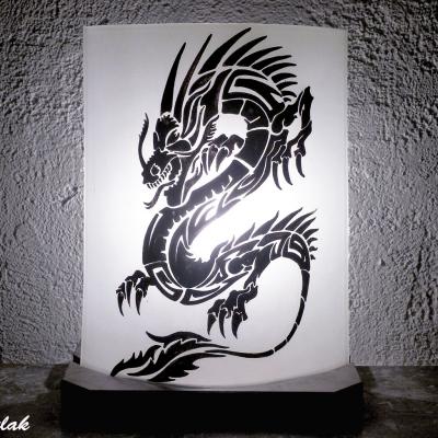 Lampe decorative blanche au dessin d un dragon noir une creation artisanale par bistanclak
