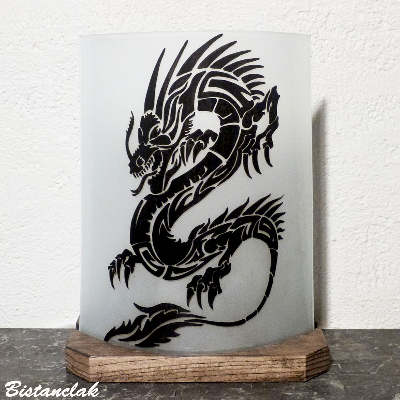 Lampe decorative blanche au dessin d un dragon noir vendue en ligen sur notre site