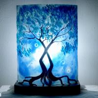 Lampe decorative bleu cobalt motif arbre au feuillage bleu cyan vendue en ligne