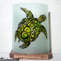 Lampe à poser artisanale au dessin d'une tortue verte stylisée