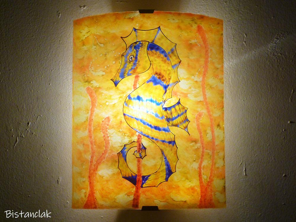 Lampe murale motif hippocampe jaune orange et bleu