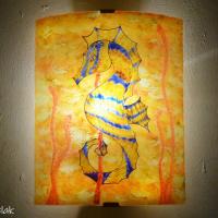 Lampe murale motif hippocampe jaune orange et bleu