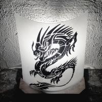 Lampe noire et blanche motif dragon