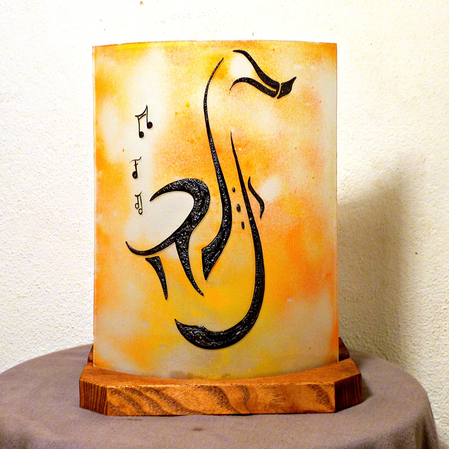Lampe d'ambiance jaune orange motif saxophone