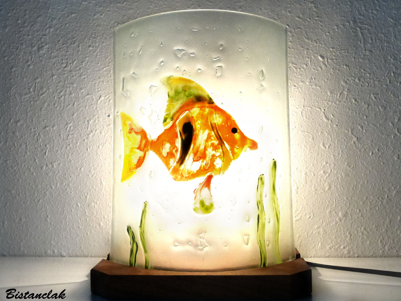 Lampe d'ambiance artisanale motif poisson orange, vert et jaune vendue en ligne sur notre site; création artisanale française de luminaire par Bistanclak