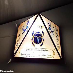 Lampe pyramide motif scarabée