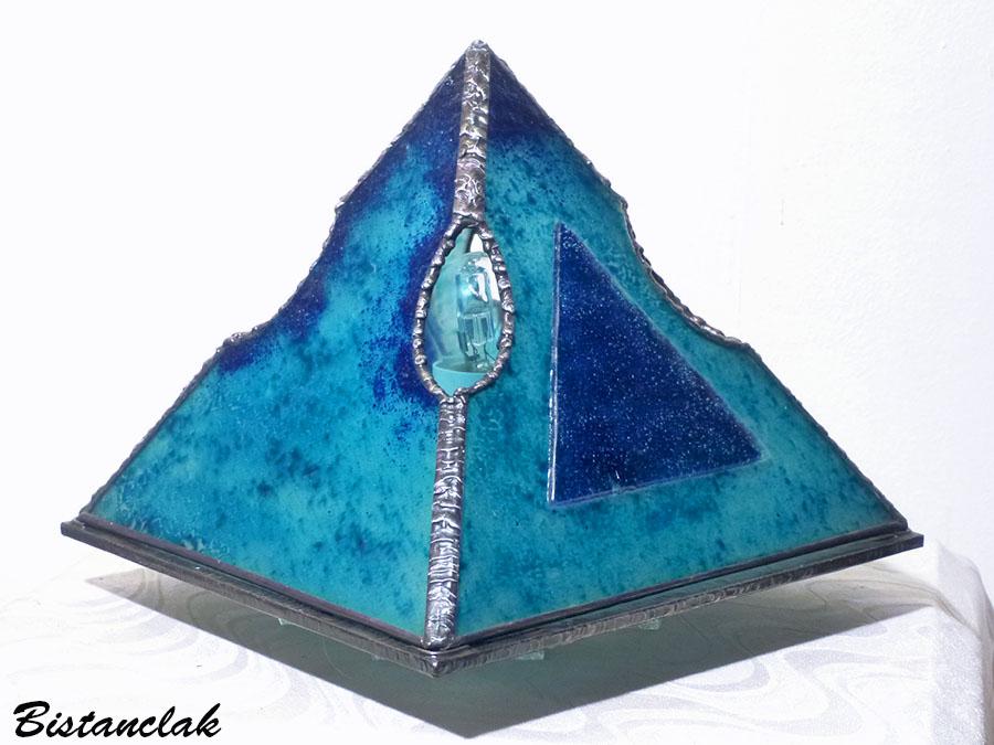 Lampe pyramide en verre bleu