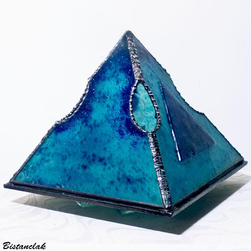 Lampe pyramide en verre vendue en ligne