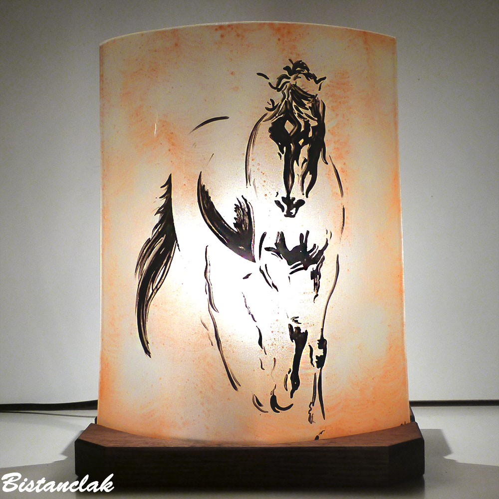 Lampe artisanale décorative sable orangé motif le cheval de De Vinci
