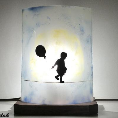 Lampe d'ambiance douce au dessin d'une enfant et d'une lune; création artisanale française par Bistanclak