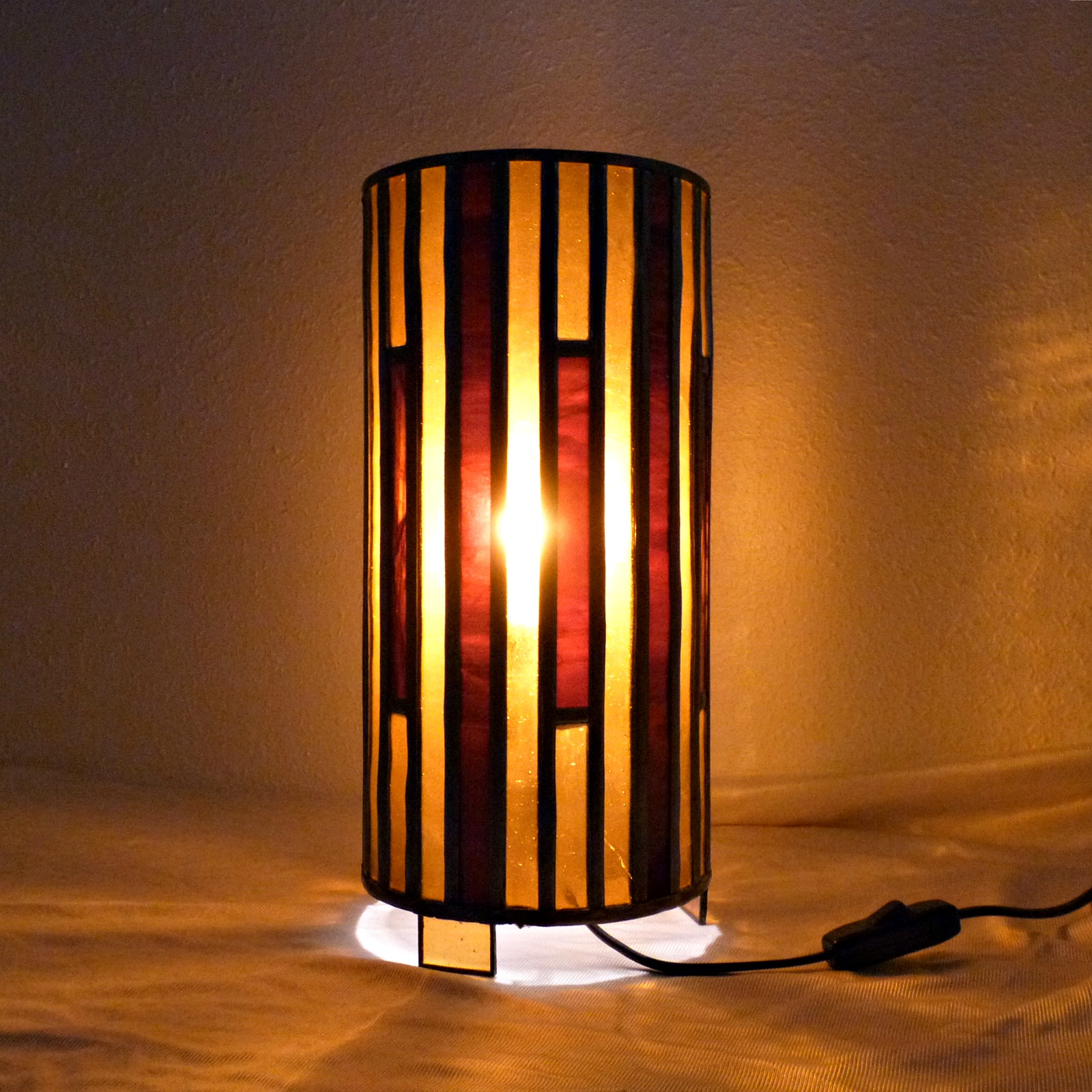 Lampe vitrail cylindrique ambre et rouge