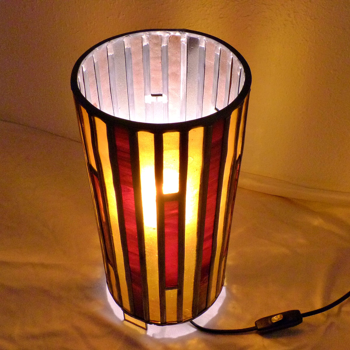 Lampe vitrail cylindrique ambre et rouge1