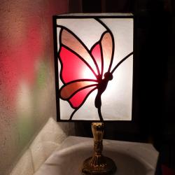 Lampe vitrail personnalisée motif papillon