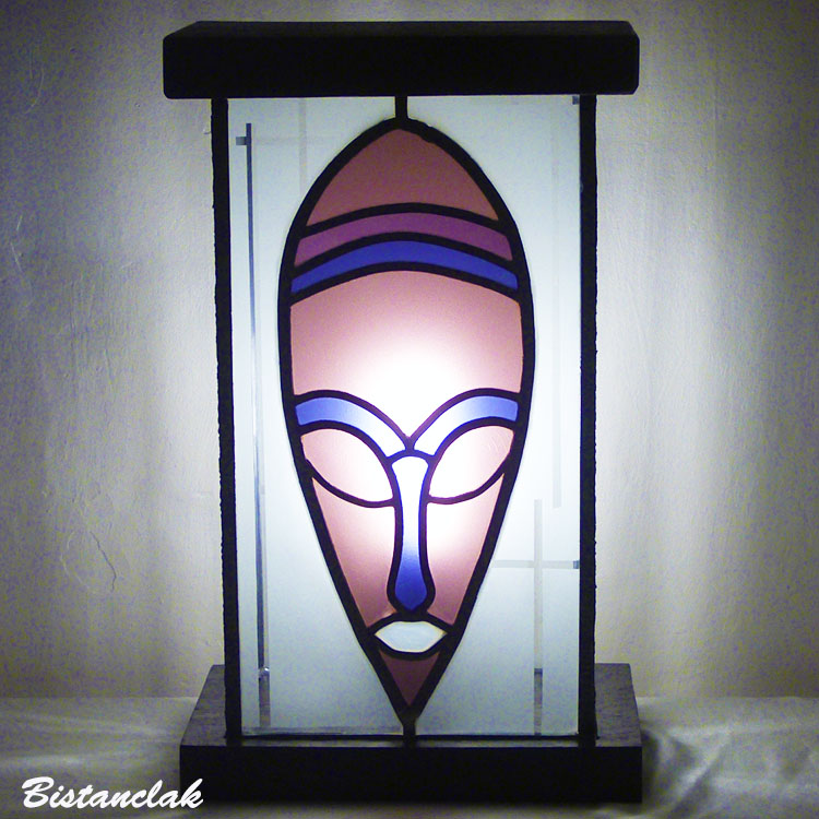 Lampe vitrail moderne masque africain rose lie de vin violet et blanc vendu en ligne