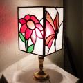 Lampe vitrail realisee sur mesure motif marguerite et papillon