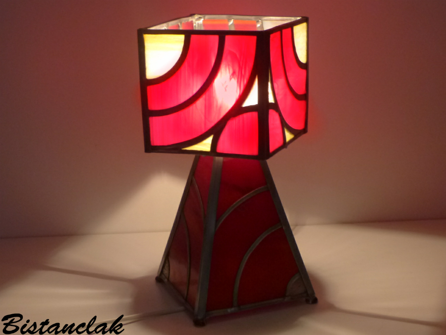 Lampe vitrail rouge et ambre moderne