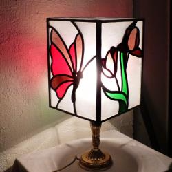 Lampe vitrail personnalisé motif tulipe et papillon