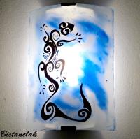 applique murale en verre coloré blanche et bleu motif salamandre