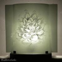 Luminaire artisanal en verre taupe motif lotus blanc