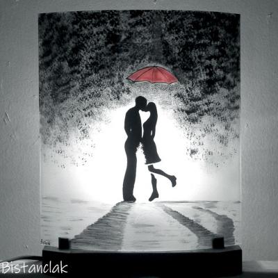 Luminaire romantique au motif d un baiser sous un parapluie