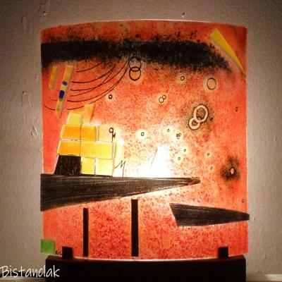 lampe à motif géométrique rouge et multicolore inspirée de Kandinsky