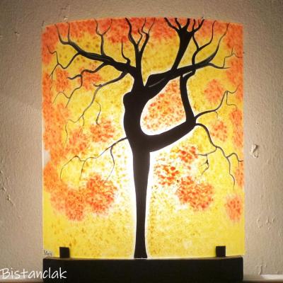 Luminaire jaune au dessin de l'arbre danseuse au feuilage orange
