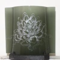 Luminaire en verre couleur taupe motif lotus blanc
