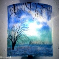 lampe murale bleu et truquoise décorée d'un paysage d arbres blancs