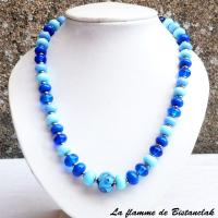 Vente en ligne du collier de créateur perles de verre bleu ciel, lapi, bleu moyen et pervenche collection fleur en spirale