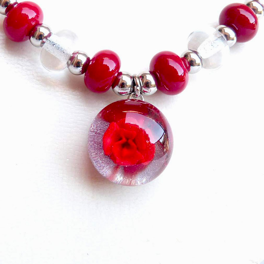 Cabochon central fleur rouge du collier de perles de verre vendu en ligne sur notre site
