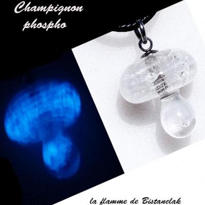 Collier pendentif champignon blanc phosphorescent bleu