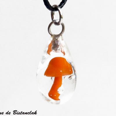 Pendentif verre file goutte avec champignon orange vendu en ligne