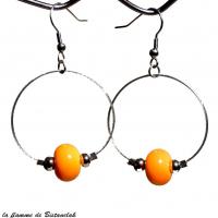 Perle de verre jaune orange sur boucles creoles vendues en ligne