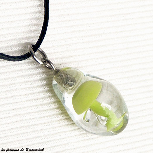 Vente en ligne du pendentif en verre file en forme de goutte inclusion champignon vert