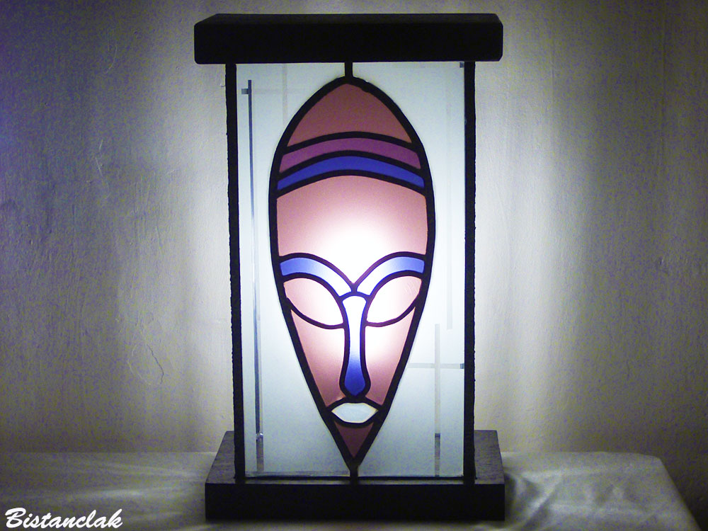 Vente en ligne luminaire artisanal decoration vitrail lumineuse masque rose